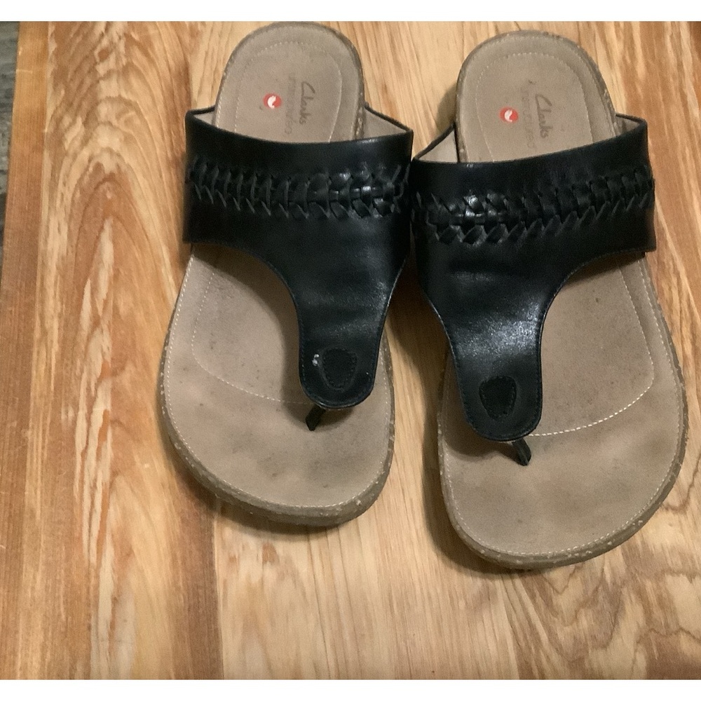 Clark’s Leather FlipFlop Sandals
Sz 8 
Preloved still in decent condition.